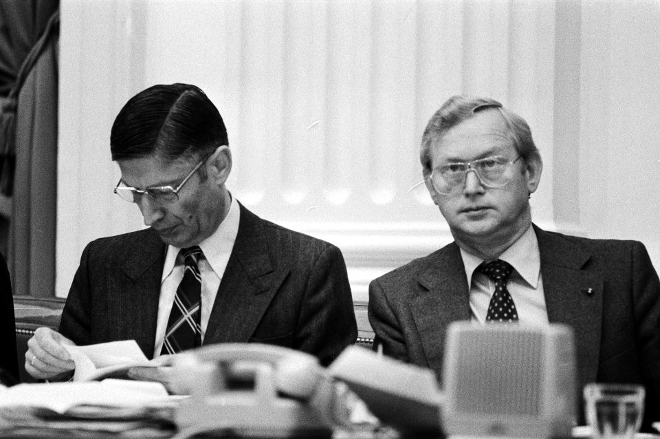 Premier van Agt (l) en minister Andriessen (Financiën), Bestanddeelnr 930-4853