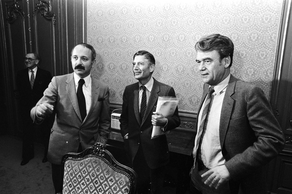 Premier Van Agt (CDA, midden) met professor Halberstadt (PvdA, links) en De Gala, Bestanddeelnr 931-7495
