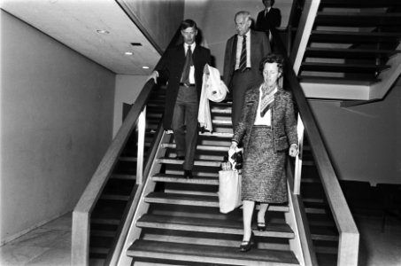 Premier Van Agt en echtgenote terug van vakantie op Schiphol, Bestanddeelnr 929-6036