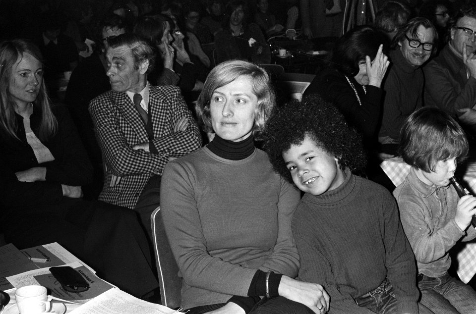 PPR-congres in Arnhem PPR-voorzitster, Ria Beckers met enige jeugdige congresga, Bestanddeelnr 927-7265