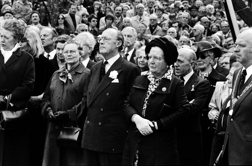 Pr Juliana en Pr Bernhard bij onthulling monument t.n.g. aan slachtoffers Engela, Bestanddeelnr 930-8122