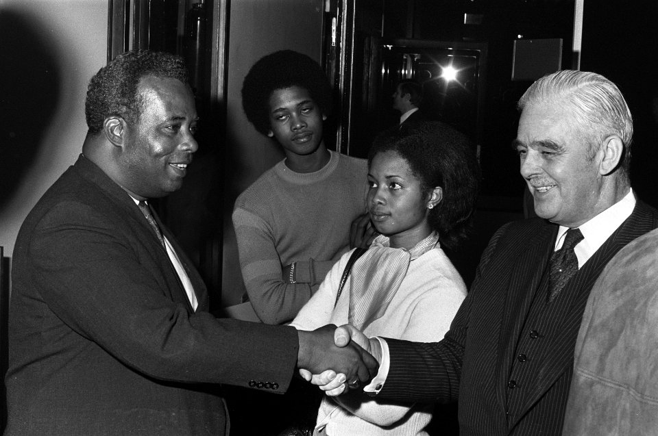 Premier Sedney van Suriname wordt op Schiphol begroet door Minister Geertsema, i, Bestanddeelnr 926-1327