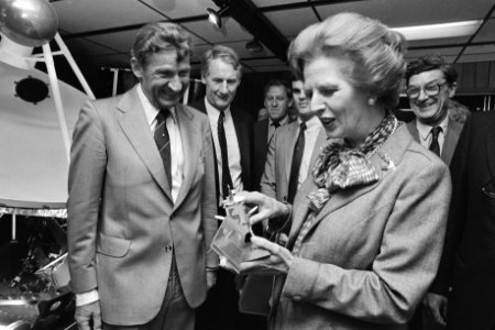 Premier Thatcher (r) met een model van een satelliet tijdens een bezoek aan ESTEC, Noordwijk, Bestanddeelnr 932-7040