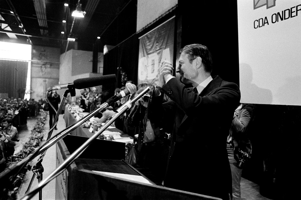 Premier van Agt bedankt het publiek na zijn rede, Bestanddeelnr 930-5879