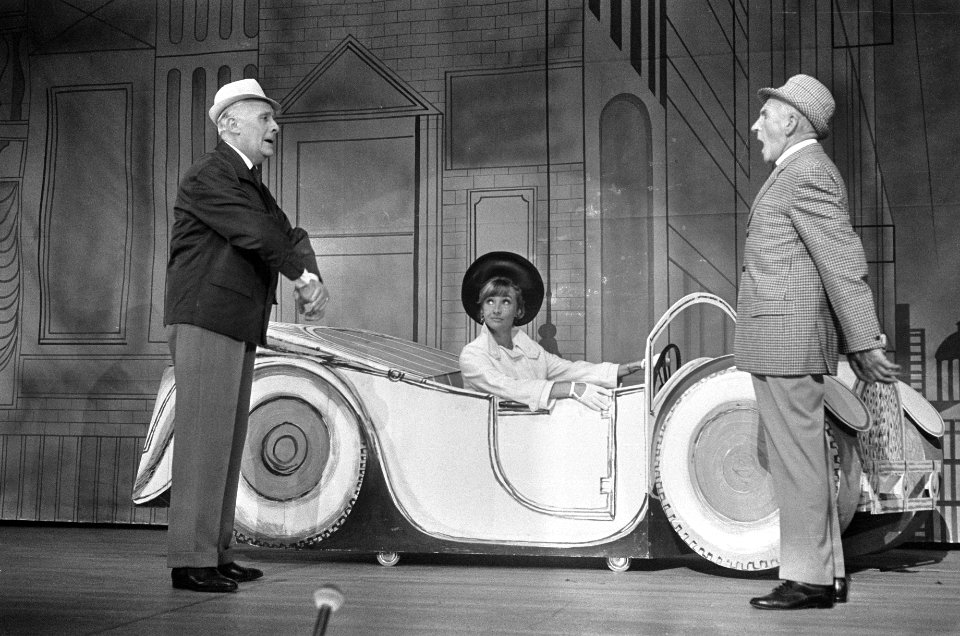 Premiere Snip en Snap Revue te Hilversum. Willy Walden , Piet Muyzelaar autoscen, Bestanddeelnr 920-5021
