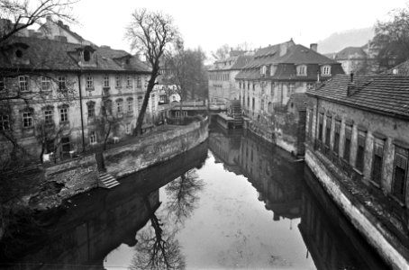 Praag. Het schiereiland Kampa met gracht en - rechts- een watermolen, Bestanddeelnr 920-1500