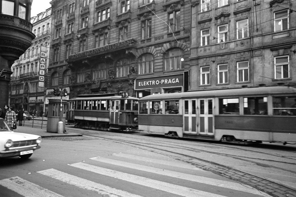 Praag. Straatbeeld met trams, Bestanddeelnr 920-1503