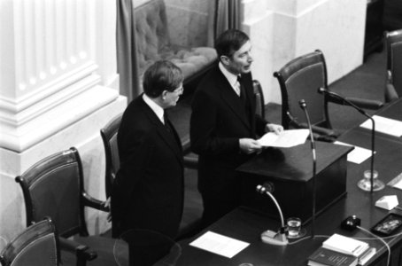 Premier van Agt in de Tweede Kamer tijdens zijn rede, links minister Wiegel, Bestanddeelnr 930-1967