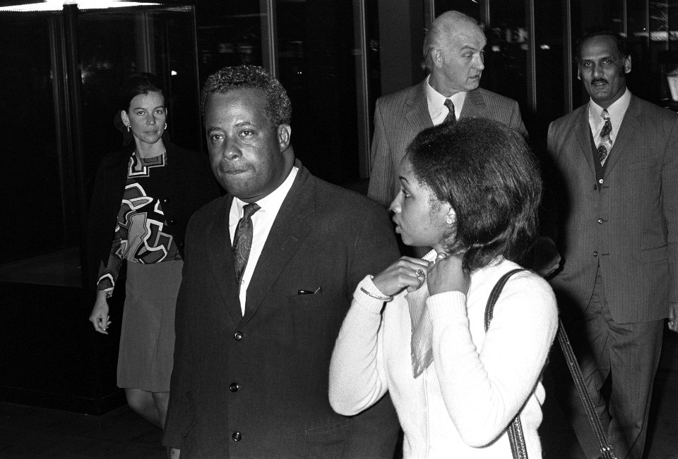 Premier Sedney van Suriname wordt op Schiphol begroet door Minister Geertsema, n, Bestanddeelnr 926-1329