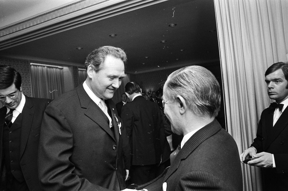 Premier De Jong (r) in gesprek, Bestanddeelnr 924-4032