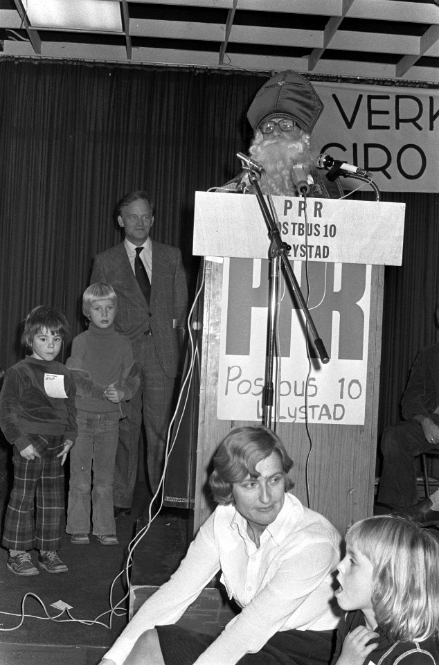 PPR-congres in Utrecht minister Van Doorn als Sinterklaas aan het woord op voor, Bestanddeelnr 928-8832