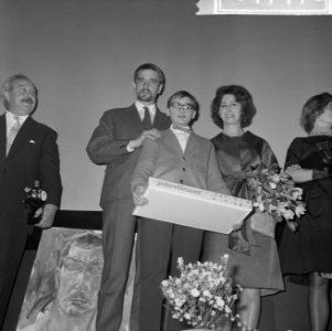 Première 'fietsen naar de maan' in Rialto In het midden het gezin Egmond, Ton L, Bestanddeelnr 914-7478
