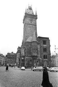 Praag. Oude Stad de middeleeuwse stadhuistoren met kapel en rechts daarvan de r, Bestanddeelnr 920-1506