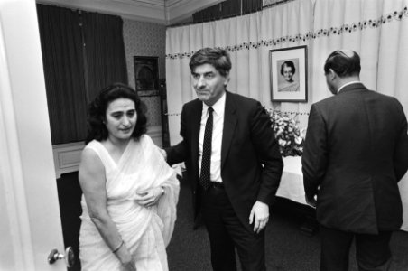 Premier Lubbers tekent condoleanceregister voor overleden premier Indira Gandhi , Bestanddeelnr 933-1357
