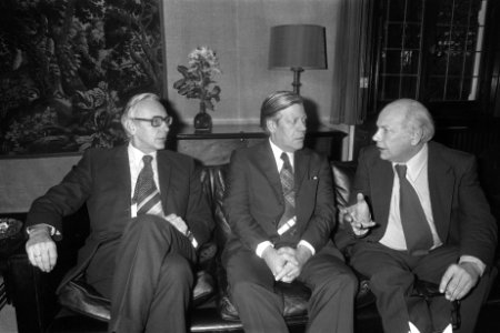 Premier Den Uyl (rechts) ontvangt op Catshuis bondskanselier Schmidt , links min, Bestanddeelnr 927-5565
