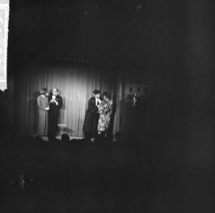 Premiere van de 9e Tingel-Tangel-Cabaret van Sito Hoving tijdens de sketch over , Bestanddeelnr 916-9809