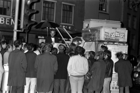 PPR start verkiezingscampagne Gemeenteraad met opening va kiosk op Spui, Amsterd, Bestanddeelnr 923-5326