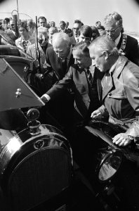 Premier De Jong opent brug Katerveer over de IJssel, Bestanddeelnr 923-8844