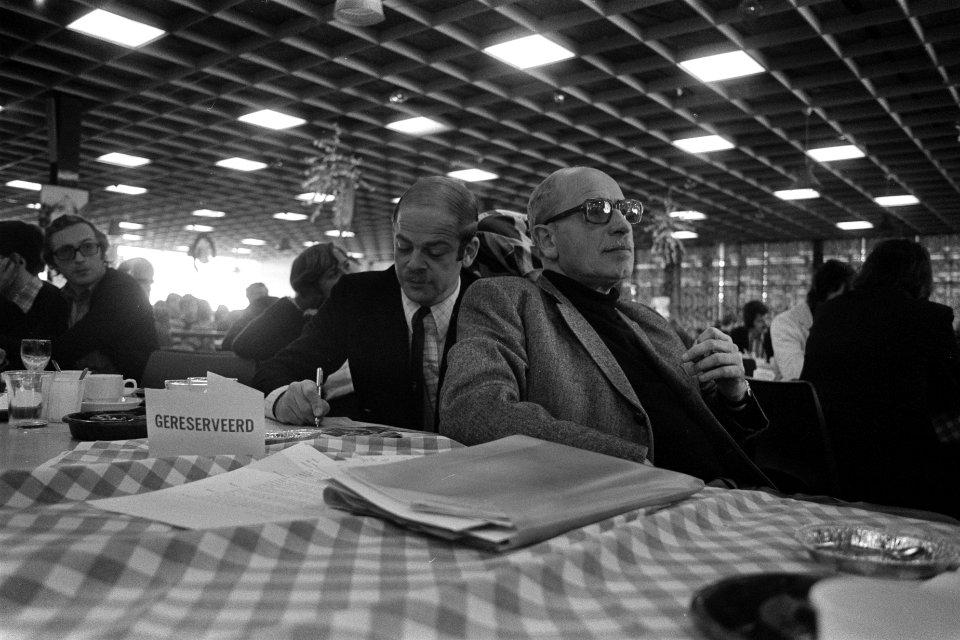 PPR-congres in Utrecht 11, 12 B de Gaay Fortman (links) met minister Van Door, Bestanddeelnr 929-0021