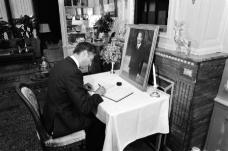 Premier Van Agt tekent het condoleance-register, Bestanddeelnr 931-7317