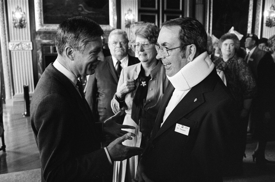 Premier Van Agt spreekt met Amerikaanse oorlogsveteranen ( Twee Wereldoorlog ) d, Bestanddeelnr 932-3070