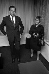 Premier Biesheuvel op Schiphol na bezoek aan de West en New York Biesheuvel en, Bestanddeelnr 925-3425