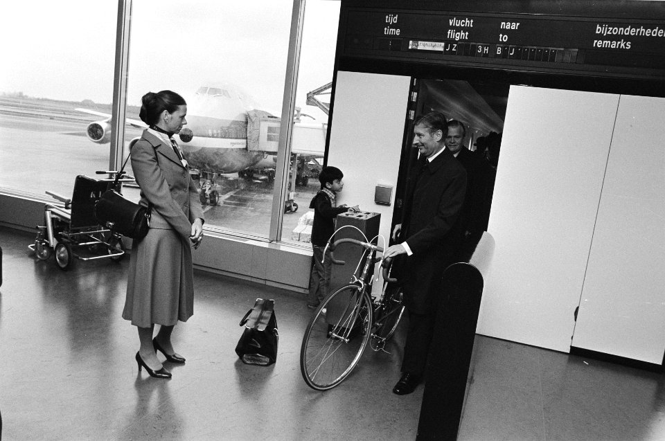 Premier Van Agt terug uit VS op Schiphol. Van Agt met fiets aan de hand uit vlie, Bestanddeelnr 932-1310