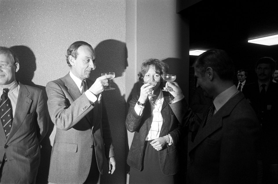 Premier van Agt opent Press en VIP Centre Schiphol van Agt (rechts) met Wegstap, Bestanddeelnr 930-7177