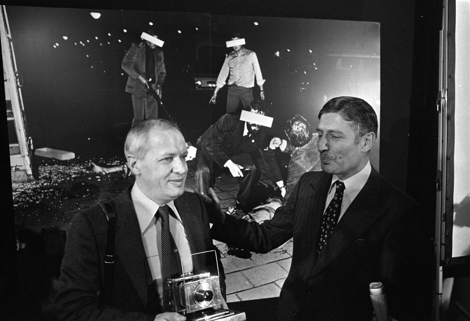 Premier Van Agt reikt Zilveren Camera uit aan Guus de Jong (voor foto), Bestanddeelnr 930-0461