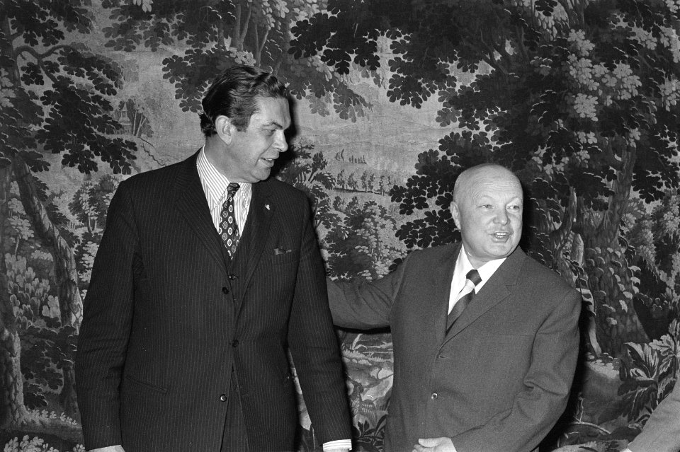 Premier Biesheuvel ontvangt Russische Minister van Landbouw, W Matskevitch (l) , Bestanddeelnr 926-0456