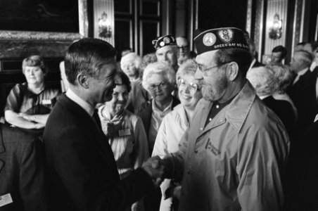 Premier Van Agt spreekt met Am. oorlogsveteranen ( Twee Wereldoorlog ) die in Ne, Bestanddeelnr 932-3069
