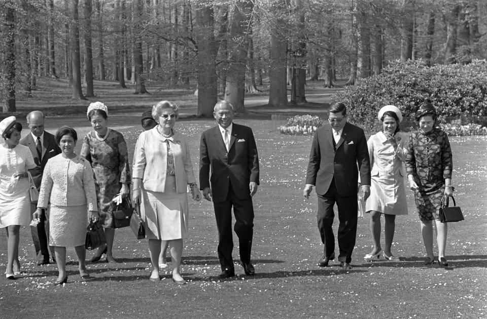 Premier van Thailand met echtgenote ontvangen door koningin Juliana op Paleis So, Bestanddeelnr 921-2898