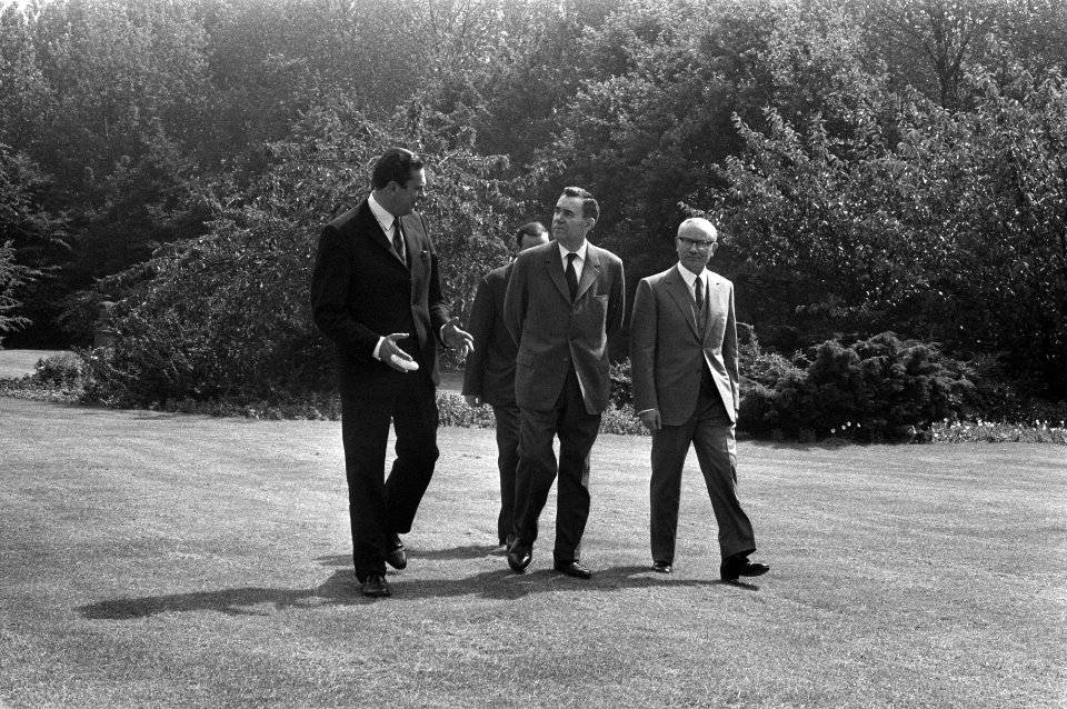 Premier Biesheuvel (rechts) ontvangt Gromyko op het Catshuis, in de tuin vlnr, Bestanddeelnr 925-7217