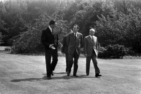 Premier Biesheuvel (rechts) ontvangt Gromyko op het Catshuis, in de tuin vlnr, Bestanddeelnr 925-7217