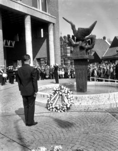Premier Marijnen onthult het Bevrijdingsmonument te Hengelo, Bestanddeelnr 917-6056