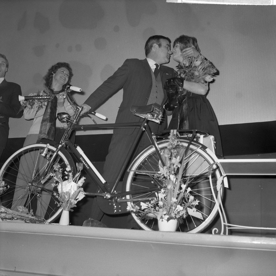 Première Fietsen naar de maan in Rialto. Jef van der Heyden en Ingeborg Elzevier, Bestanddeelnr 914-7481