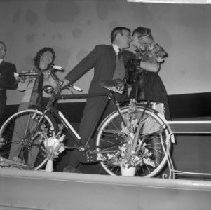 Première Fietsen naar de maan in Rialto. Jef van der Heyden en Ingeborg Elzevier, Bestanddeelnr 914-7481