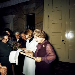 Pr. Juventute kalender wordt aangeboden aan koningin Juliana en Prinses Beatrix, Bestanddeelnr 254-8956