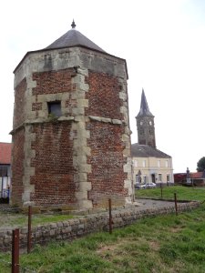 Prémont (Aisne) tour-pigeonnier