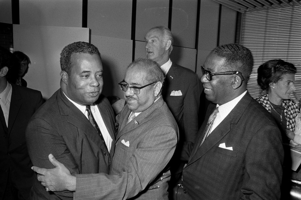 Premier Sedney van Suriname op Schiphol nr. 3 Premier Sedney, minister van Fina, Bestanddeelnr 923-7667
