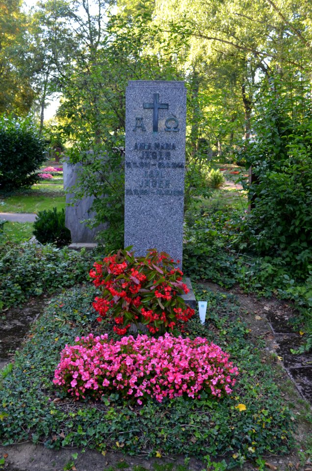 Praunheim, Friedhof, Grab A5 Jäger