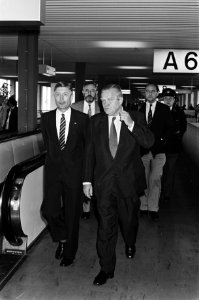 Premier Van Agt terug uit Zimbabwe, Van Agt op Schiphol met rechts hoofd-directe, Bestanddeelnr 931-4016