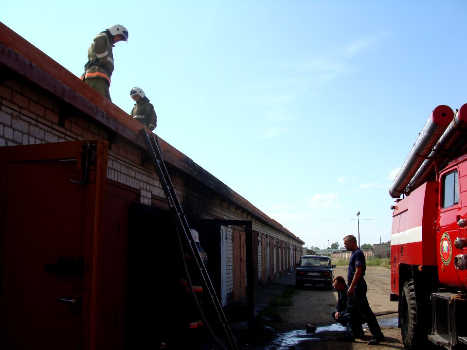 Pozhar v garazhe, Koryazhma 9.07.2011 (02)