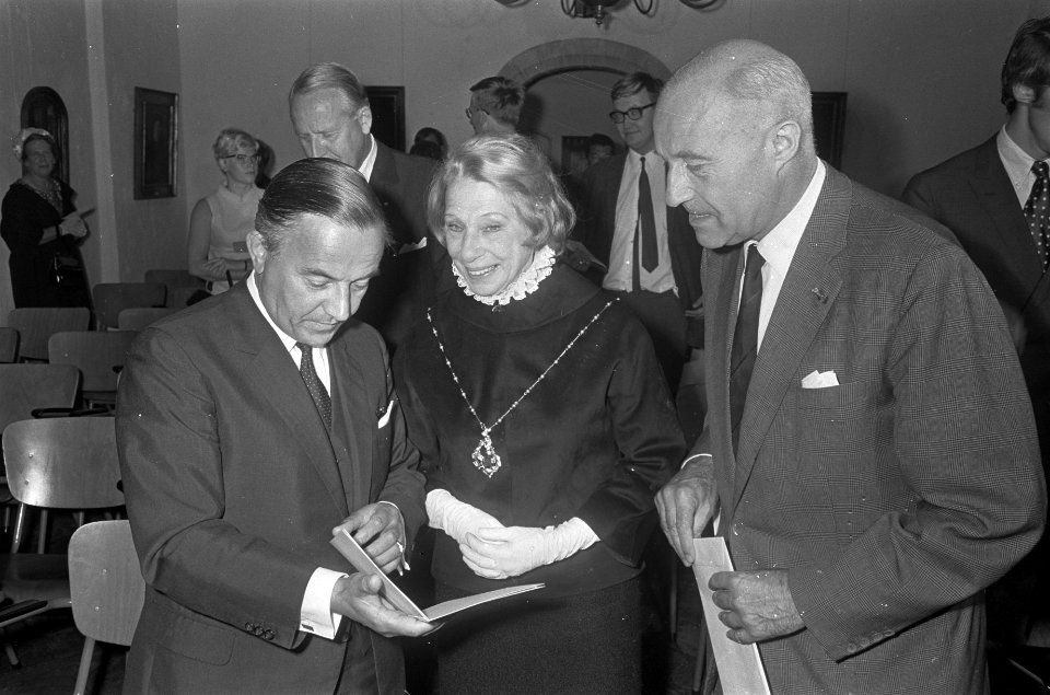 Premier De Jong en Charlotte Kohler bekijken de zegel, rechts de heer Reinhoud, , Bestanddeelnr 921-6252