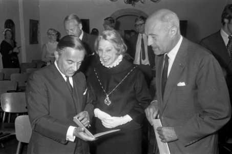 Premier De Jong en Charlotte Kohler bekijken de zegel, rechts de heer Reinhoud, , Bestanddeelnr 921-6252