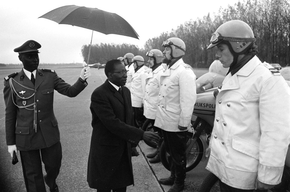 President Senghor van Senegal na staatsbezoek weer vertrokken van Ypenburg pres, Bestanddeelnr 927-5416