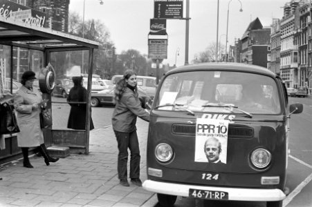 PPR-busje rijdt lijndienst in Amsterdam om reclame te maken voor gratis openbaar, Bestanddeelnr 926-0557