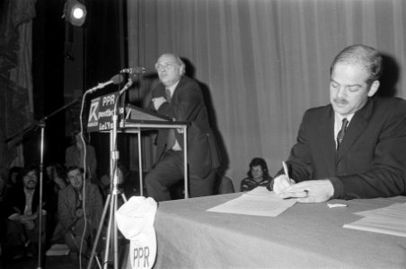 PPR-congres in Wageningen, B. de Gaay Fortman klapt voor Den Uyl (links), Bestanddeelnr 926-2155