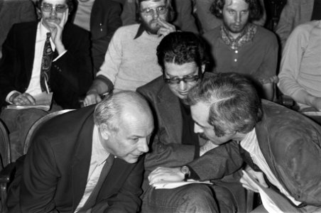 PPR-congres in Wageningen, v.l.n.r. Den Uyl , Van Thijn (beiden PvdA) en Jurgens, Bestanddeelnr 926-2153