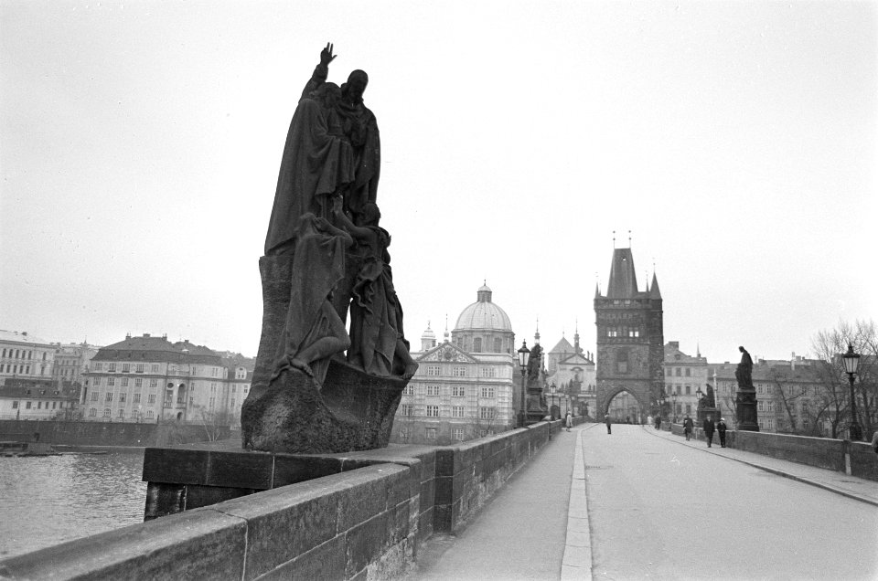 Praag. Karelsbrug over de Moldau met heiligenbeelden en met zicht op de Oude Sta, Bestanddeelnr 920-1504